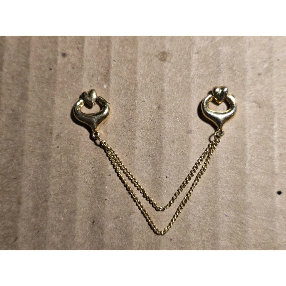 Gold Tone Double Heart Dangler Chain Vintage Accessory lapel vest hat pin E31